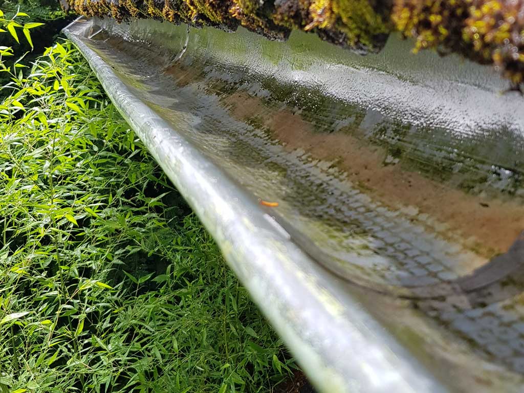 Saubere Regenrinne nach Dachrinnenreinigung