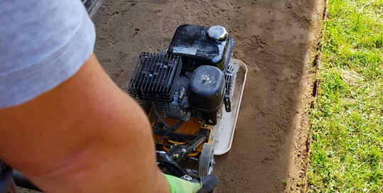 Boden verdichten mit einer Rüttelplatte