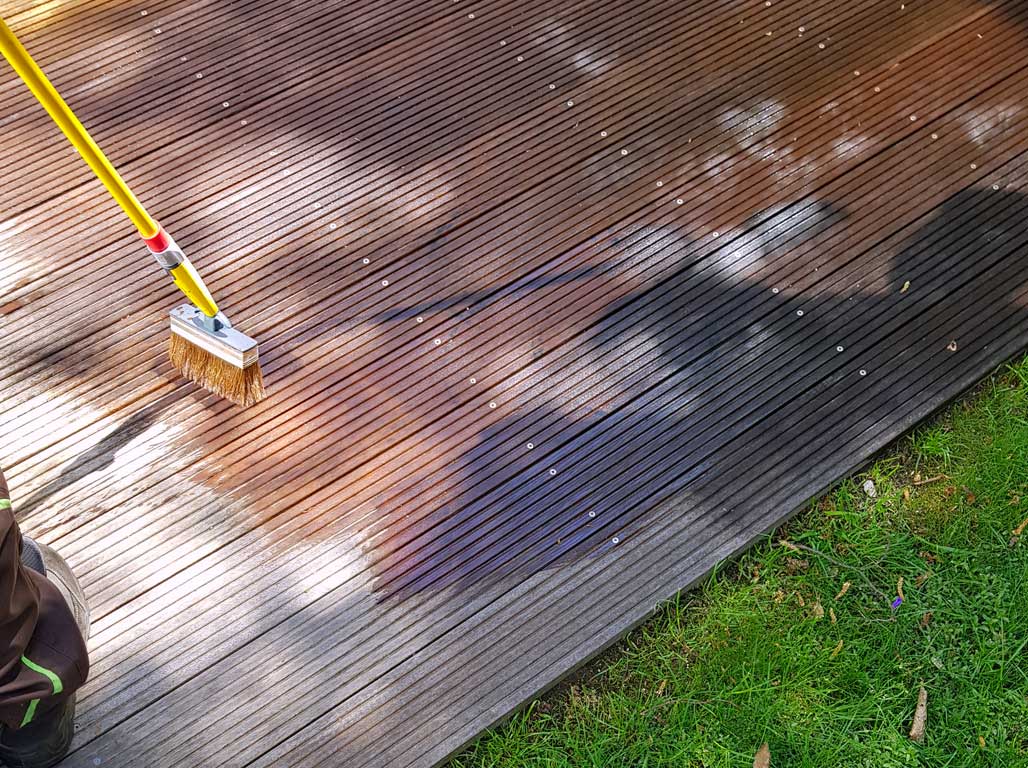 Terrassenpflege : Ölen einer Holzterrasse aus Bankirai