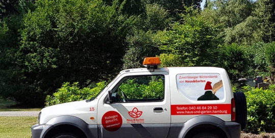 Winterdienst Fahrzeug von Haus und Garten