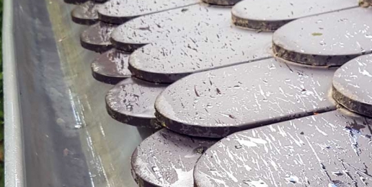 Eine saubere Angelegenheit: Frisch gespülte Regenrinne