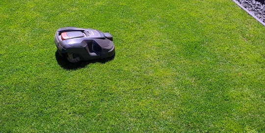 Husqvarna Rasenroboter bei der Arbeit