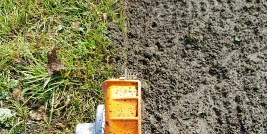 Rasenkanten schneiden mit einem Kantenschneider der Marke Stihl