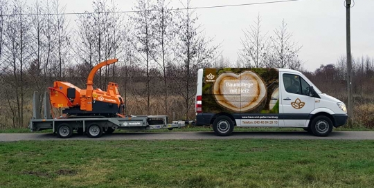 Mercedes Sprinter mit Fahrzeugwerbung und Häcksler