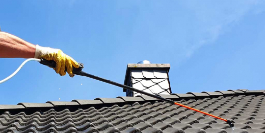 Dachimprägnierung nach einer Dachreinigung für weniger Reibungsfläche und wasserabweisende Oberfläche