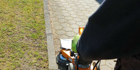 Professionelle Unkrautentfernung mit motorisierten Wildkrautentferner von AS in Hamburg.