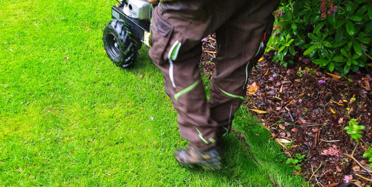 Begrenzungskabel verlegen mit einer Kabelverlegemaschine für die Installation eines Mähroboters