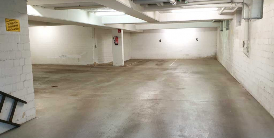 Ansicht einer sauberen Garage nach einer gründlichen Garagenreinigung in einer Hamburger Tiefgarage