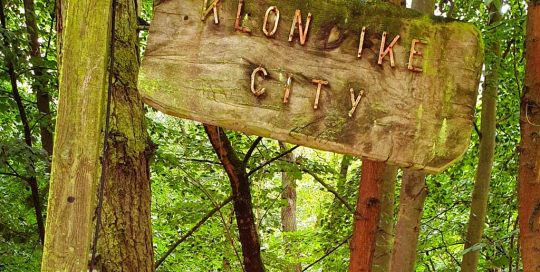 Ortstafel Klondike City mitten in Boberg