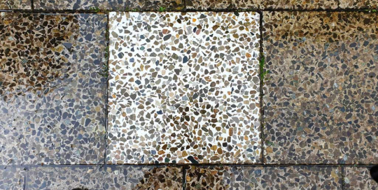 Steinreinigung Unterschied zwischen sauber und schmutzig nach einer Terrasenreinigung