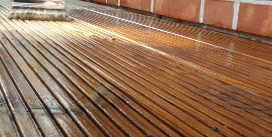 Terrassenpflege mit Osmo Terrassen-Öl zum Schutz und zur Pflege von Nadel- und Edelhölzern