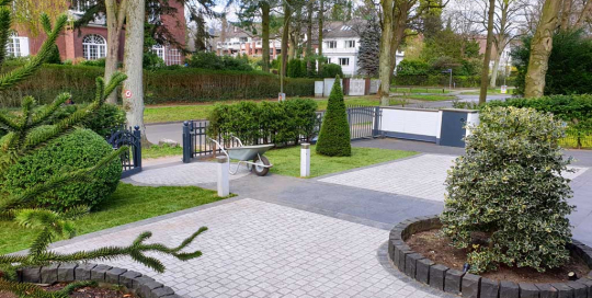 Rollrasenverlegung im Vorgarten mit anschließender Gartenpflege. Sauber verlassen wir das Objekt.