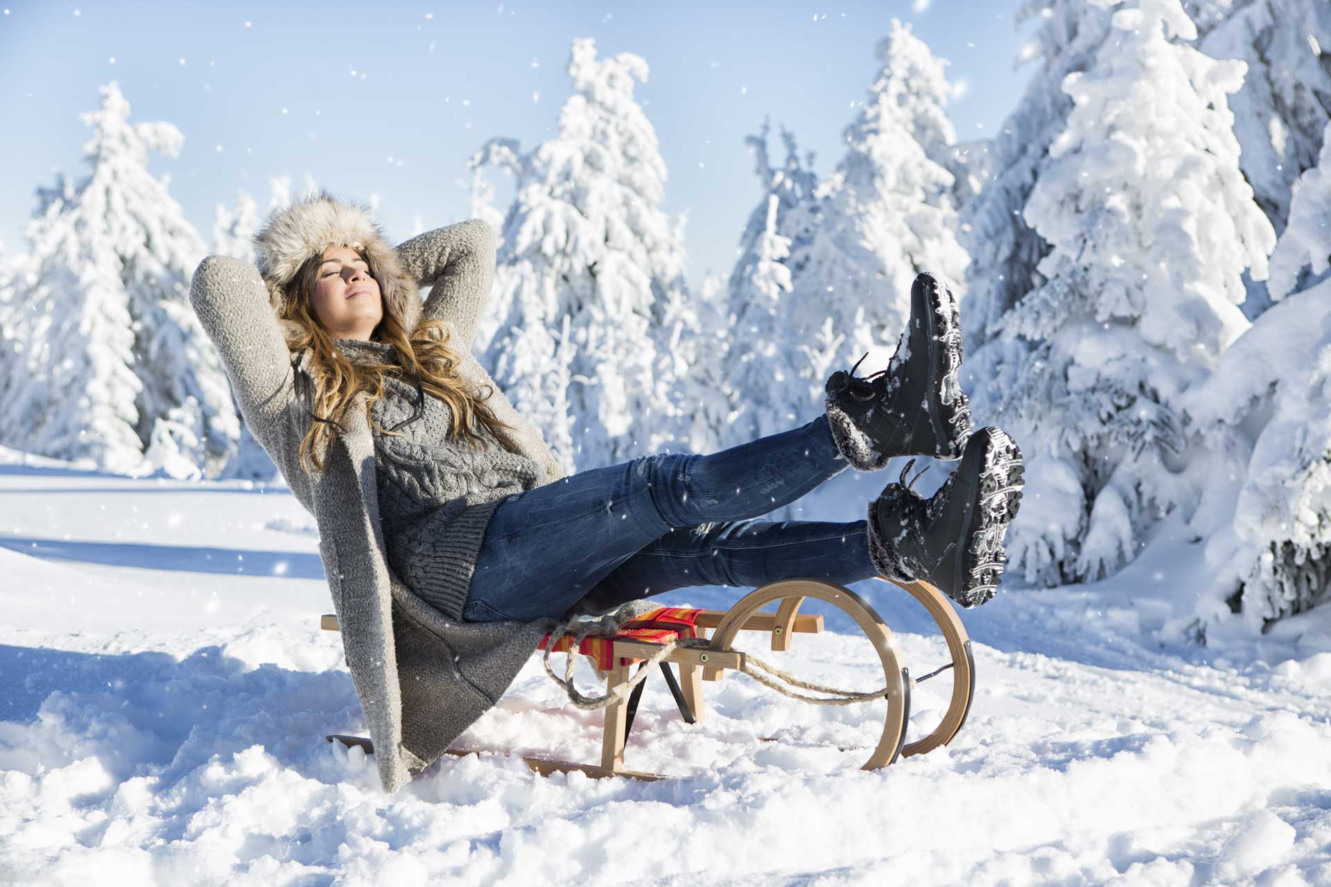 Märchenhafte Schneelandschaft mit Frau und Schlitten