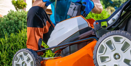 Das regelmäßige Wechseln des Akkus bei einem Rasenmäher gewährleistet eine konstante Leistung und verlängert die Lebensdauer des Geräts