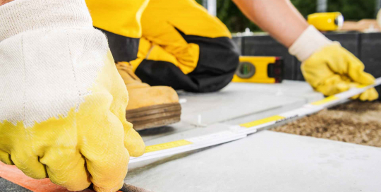 Die sorgfältige Planung und hochwertige Ausführung beim Bau der Terrasse schaffen einen einladenden Außenbereich
