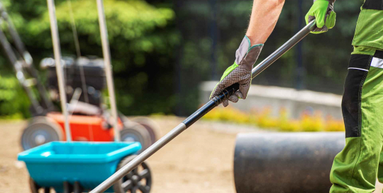 Der Gärtner bereitet den Boden sorgfältig vor, um optimale Bedingungen für das gesunde Wachstum