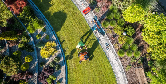Gärtner beim Rasen aerifizieren sorgen für eine verbesserte Belüftung