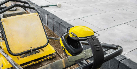 Durch den gezielten Einsatz einer Rüttelplatte im Gartenbau können nicht nur effektiv Wege und Flächen verdichtet werden