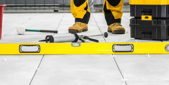 Eine sorgfältige Kontrolle während des Terrassenbaus gewährleistet nicht nur die Stabilität