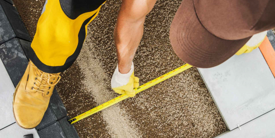 Beim Terrassenbau ist es entscheidend, sorgfältig auf eine solide Unterkonstruktion und hochwertige Materialien zu setzen