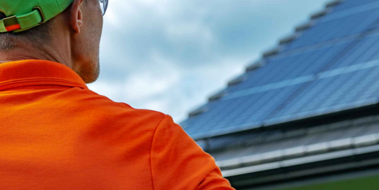 Eine Solaranlage auf dem Dach wandelt Sonnenenergie effizient in sauberen Strom um
