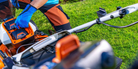 Der Austausch des Rasenmäher-Akkus ermöglicht eine effiziente und zuverlässige Energieversorgung