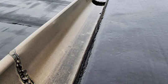 Ansicht einer Dachrinne nach einer Regenrinnenreinigung