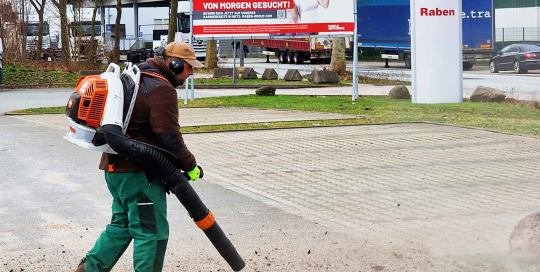 Professionelle Reinigung eines Parkplatzes in Hamburg